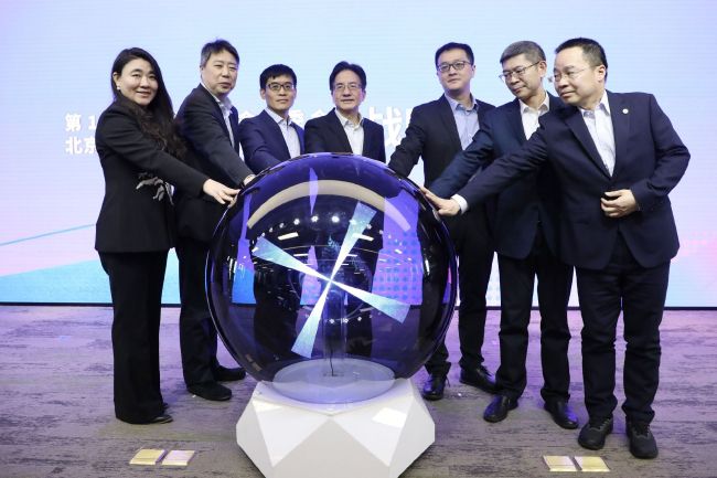 此前黄渤献唱的主题曲《带你一起丢手绢》一经发布，便迅速火爆全网，瞬间引爆观众期待值，此番上映可谓是千呼万唤